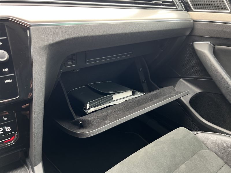Volkswagen Passat 2,0 TDi DSG ELEGANCE MATRIX - fotka 26 z 36