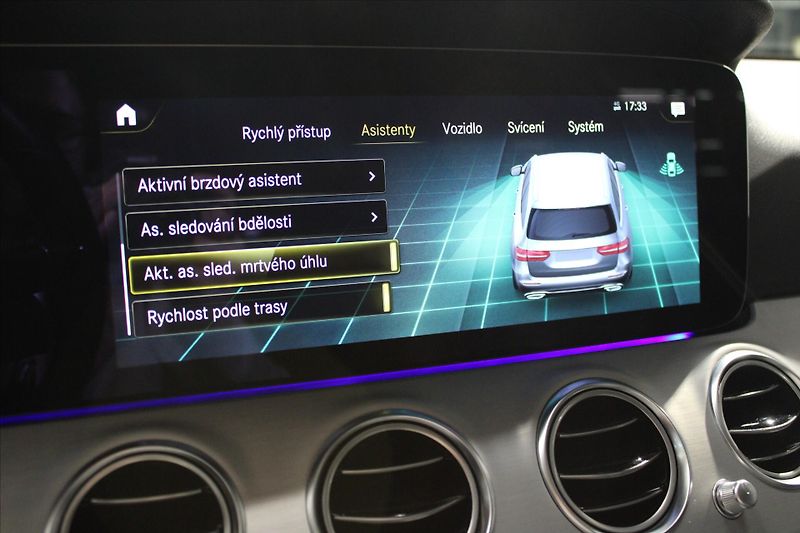 Mercedes-Benz Třídy E 300d 4MATIC DIS+ / 360° / NezT - fotka 18 z 27