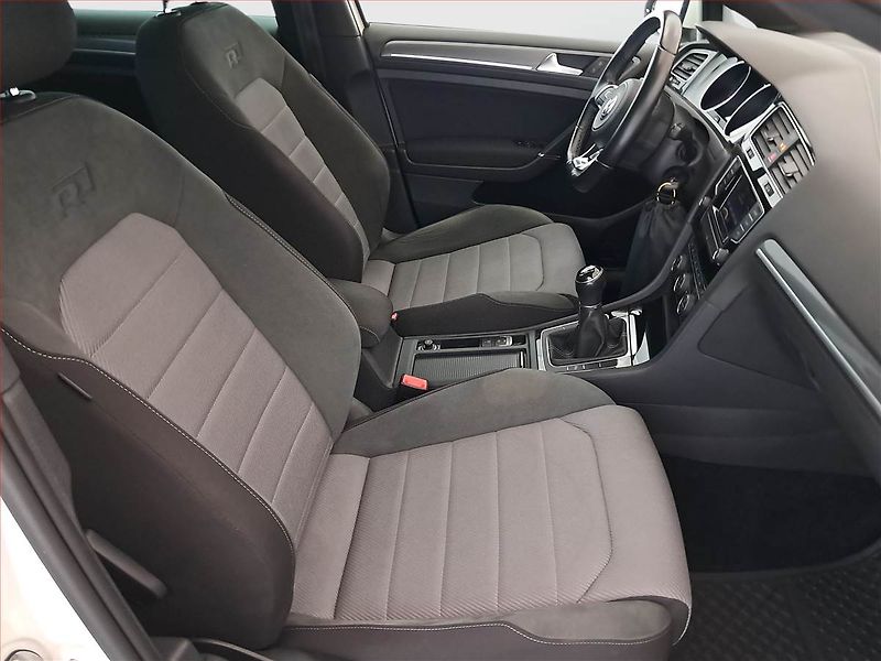 Volkswagen Golf (2017) R-Line 1.2 TSI, Park. senzory - fotka 9 z 16