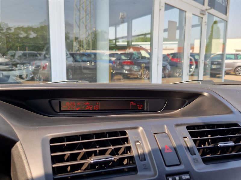 Mazda 5 1,6 MZR-CD 85kW 7MÍST +ALUZIMA - fotka 26 z 29