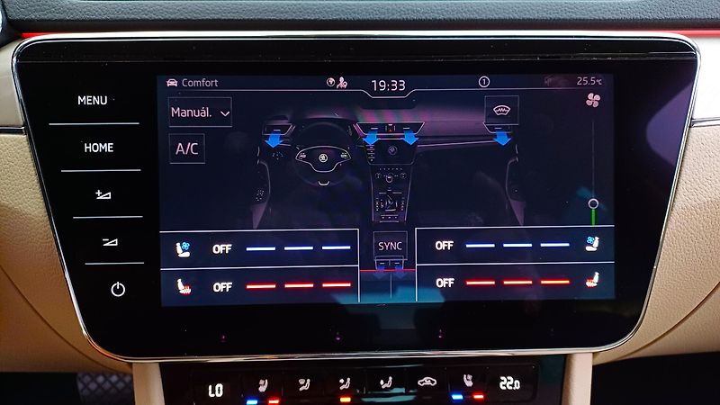 Škoda Superb L&K 2.0TSI 200kW-TZ-ČR-DPH - fotka 35 z 50