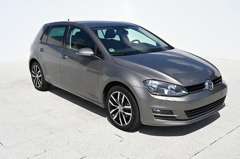 Volkswagen Golf 1.2TSI 81KW BMT rezervace - fotka 3 z 46