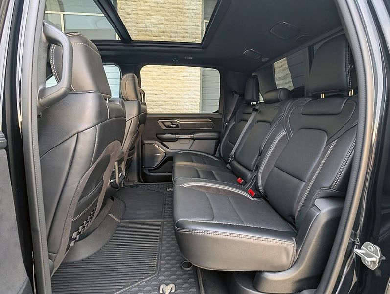 RAM 1500 TRX, Equipment Level 2, Harman - fotka 28 z 32