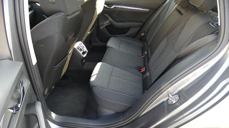 Škoda Octavia Combi 2,0 TDI Style 4x4 DSG 11 - fotka 21 z 26