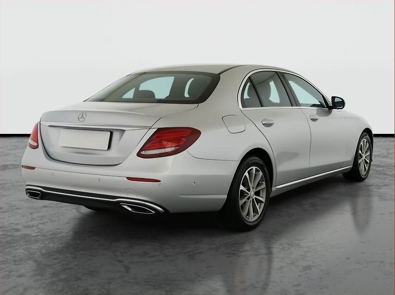 Mercedes-Benz Třídy E (2016) E 220 d 4MATIC - fotka 5 z 18