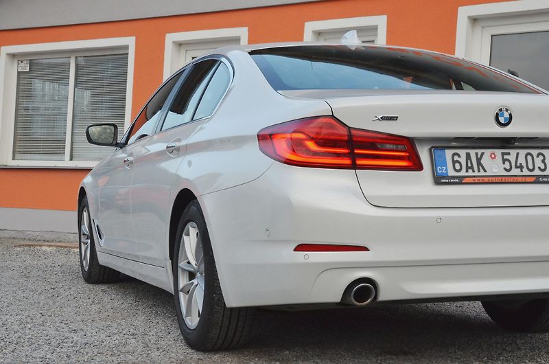 BMW Řada 5 (2017) 520d xDrive 140kW / ČR / DPH  - fotka 9 z 36