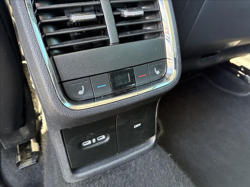 Škoda Octavia 2,0 TAŽNÉ,KŮŽE,HEAD-UP - fotka 14 z 38