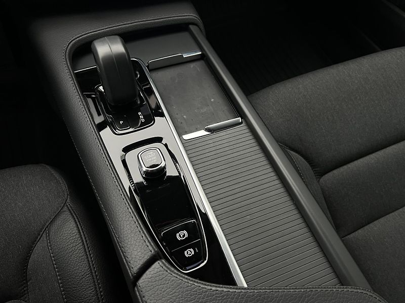 Volvo V90 B4 MOMENTUM AUT  - fotka 26 z 44