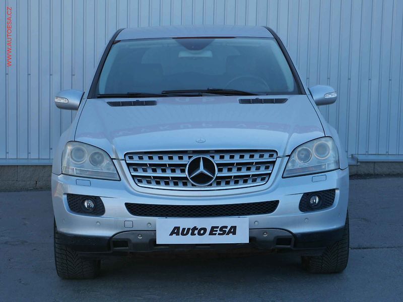 Mercedes-Benz Třídy M (2005) 3.5 ML350 4M, ČR, AT, park - fotka 2 z 19
