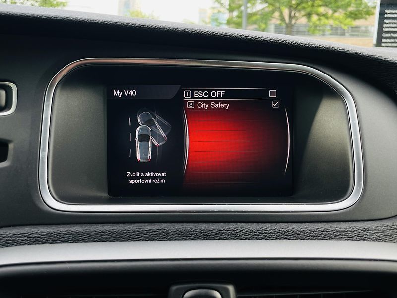 Volvo V40 2.0i MANUÁL KAMERA SERVISKA - fotka 43 z 45
