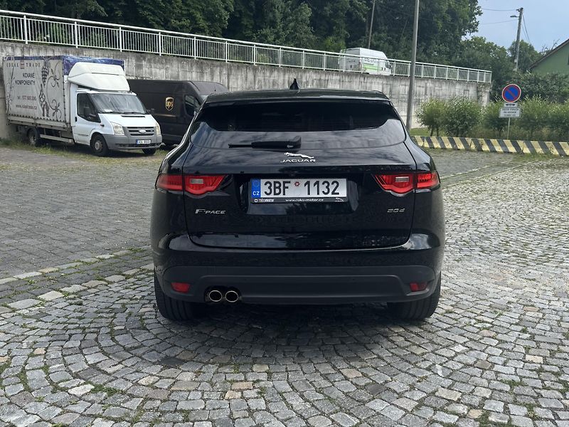 Jaguar F-Pace (2017) 2.0D, 132 kW - fotka 5 z 21