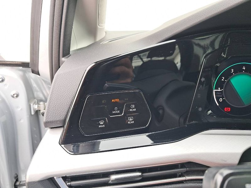 Volkswagen Golf (2022) LIFE 1.5 TSI / 96 kW M6 - fotka 16 z 25
