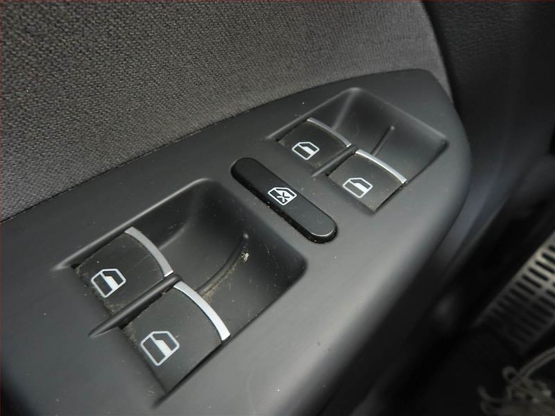 Volkswagen Touran (2011) 2.0 TDI, Automat, Tempomat - fotka 15 z 15