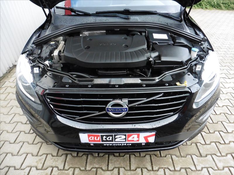 Volvo XC60 2.4 D5 R-Design AWD M/T Navi - fotka 12 z 15
