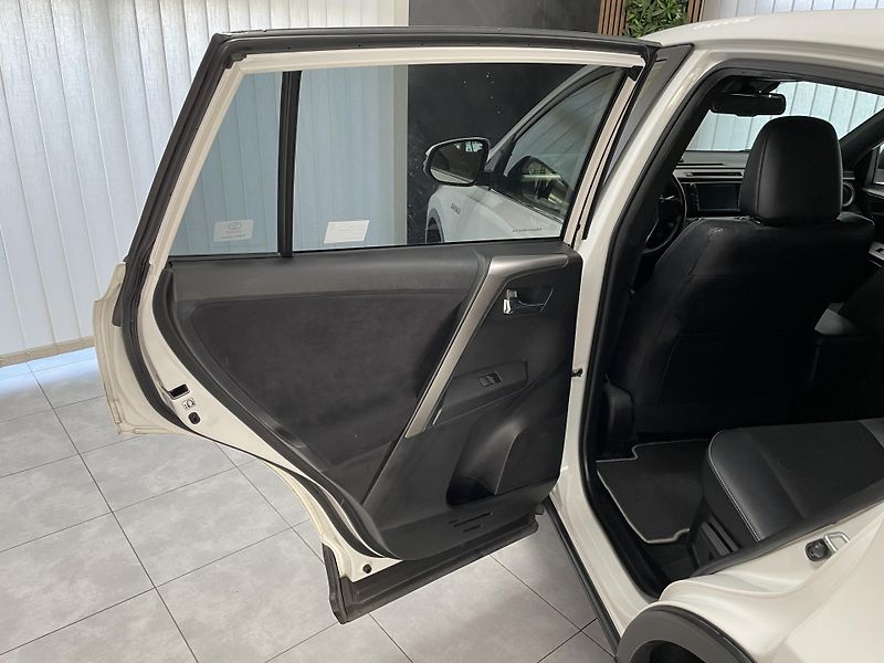 Toyota RAV4 2.5 Hybrid 4x4 AT ČR 1.MAJ.SER - fotka 17 z 27