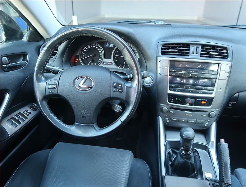 Lexus IS 200 (2010) 220 d, Tempomat, Park. senzory - fotka 7 z 15