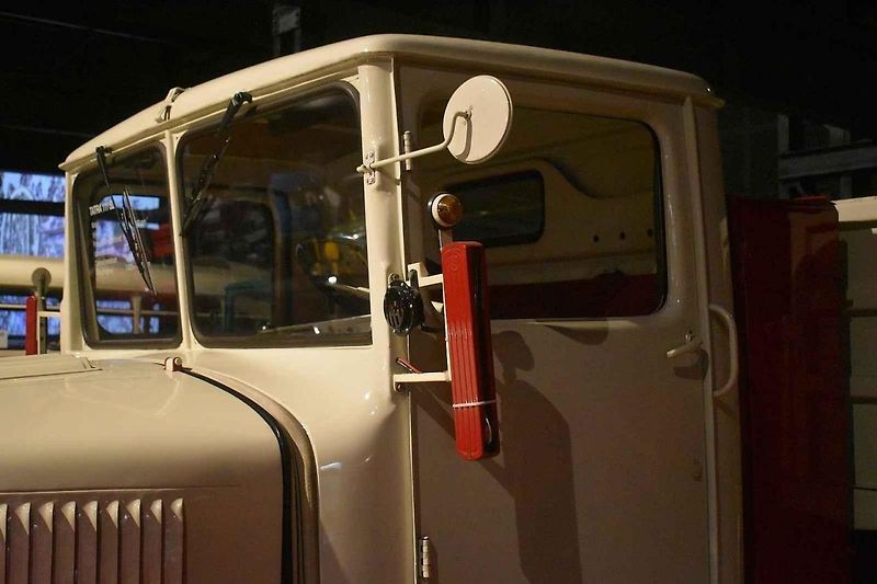 Tatra 111 ve válečné (vlevo) i poválečné verzi