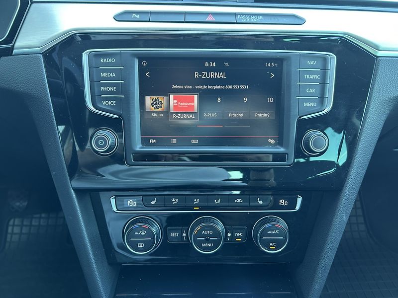 Volkswagen Passat 2.0TDI 110kW HIGHLINE - fotka 20 z 27