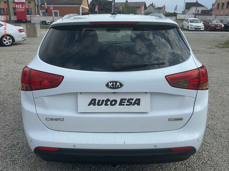 Kia Ceed (2015) 1.6CRDi, ČR, AC, TZ - fotka 5 z 19