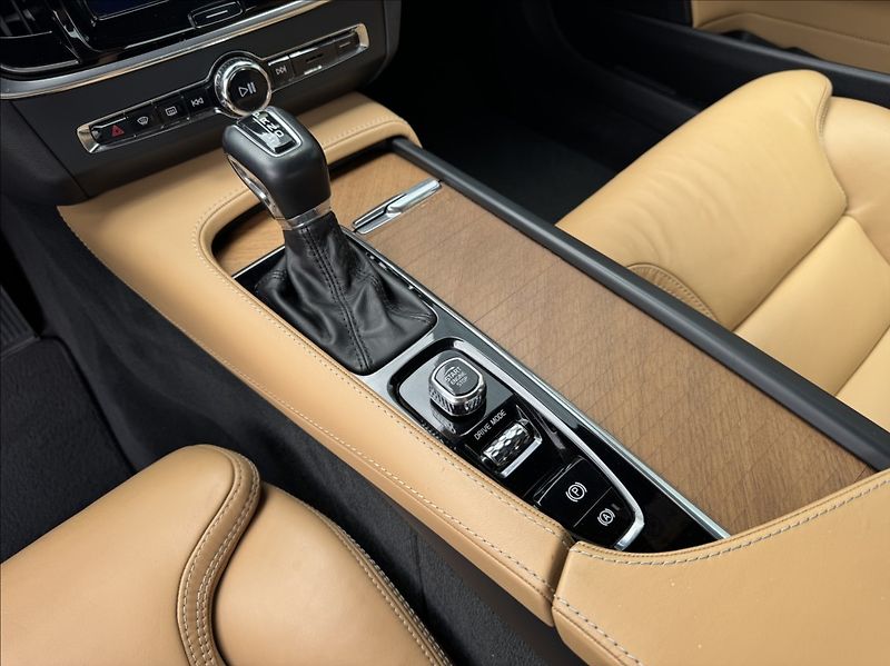 Volvo S90 2,0 D5 AWD INSCRIPTION DPH ČR - fotka 33 z 50
