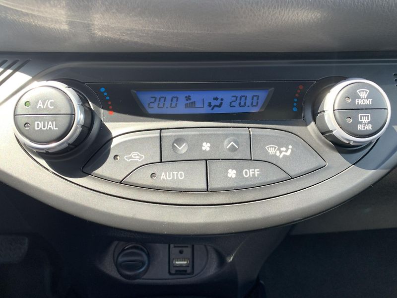 Toyota Yaris SELECTION 1,5 HYBRID 74kW AT - fotka 21 z 26