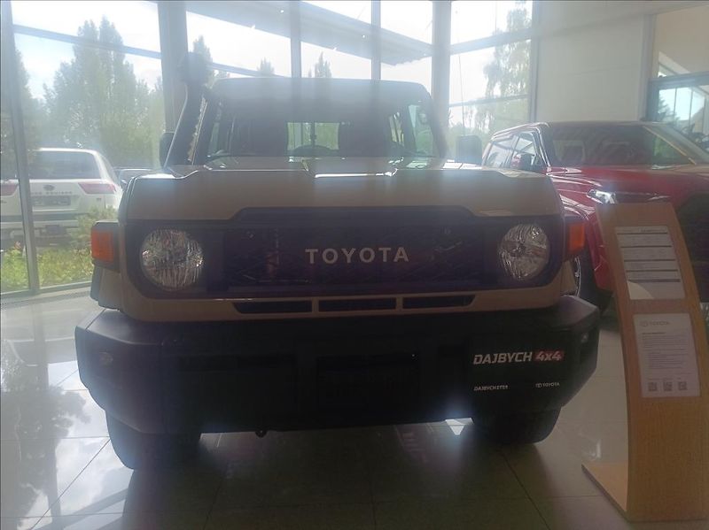 Toyota Land Cruiser V6 5MT LX MY24  GRJ79 DC 4,0 - fotka 2 z 28