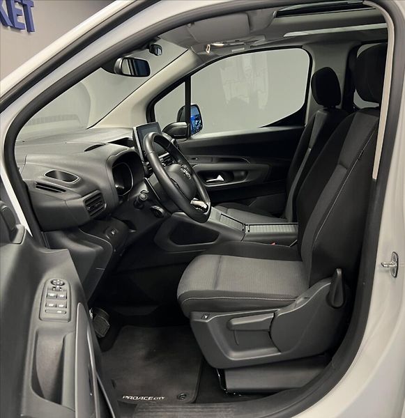 Toyota ProAce City Verso 1,5 D 8AT FAMILY L1 - fotka 8 z 16