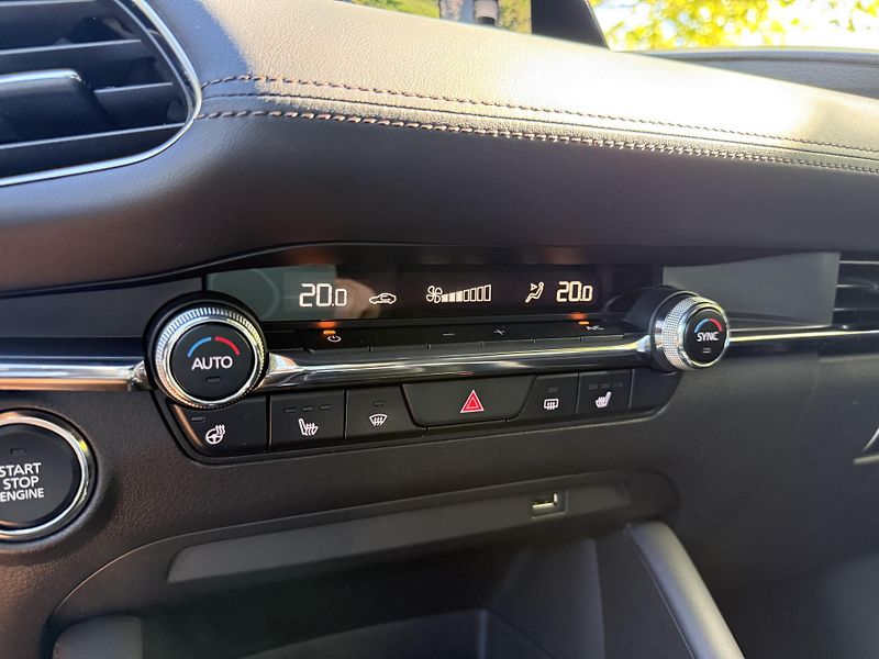 Mazda 3 2.0 Skyactiv-X Mild-Hybrid - fotka 27 z 33