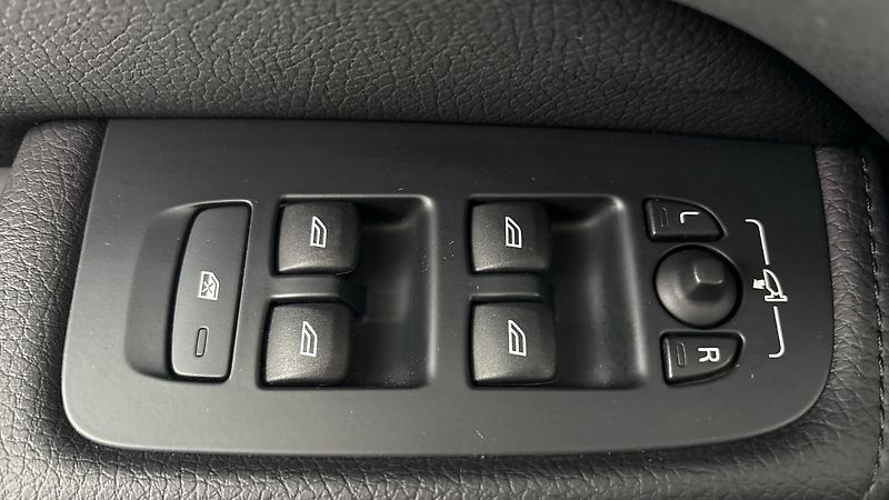 Volvo XC60 2.0 B4 AUT AWD Momentum Pro - fotka 24 z 31