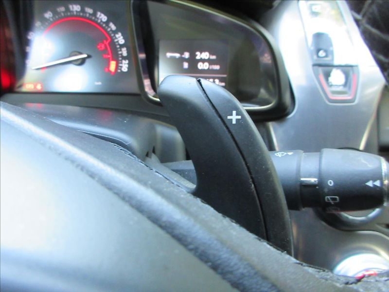 Citroën DS5 2,0 HDi Hybrid, 4x4, automat - fotka 19 z 26