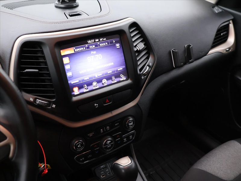 Jeep Cherokee 2,0 CRDI 125kW Aut. 4x4 - fotka 19 z 31