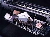 Cadillac Eldorado Brougham a jeho minibar ve schránce před spolujezdcem.