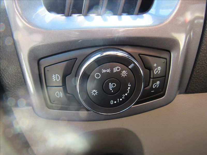 Ford Tourneo Custom 2,2 TDCi 114kW 9 míst - fotka 27 z 36