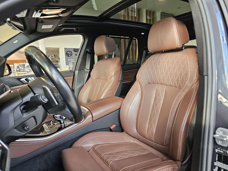 BMW X5 M50i - fotka 12 z 36