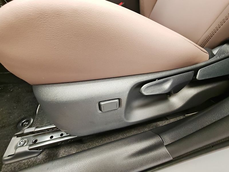 Lexus LBX ELEGANT TECH - fotka 25 z 39