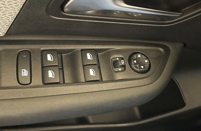 Citroën C4 1.2 PT, 96 kW, FEEL, ČR, 1.MAJ - fotka 20 z 27