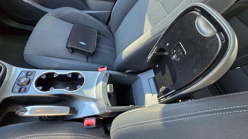 Ford Grand C-MAX 1.6 16V TITANIUM 7MÍSTNÝ  - fotka 30 z 42