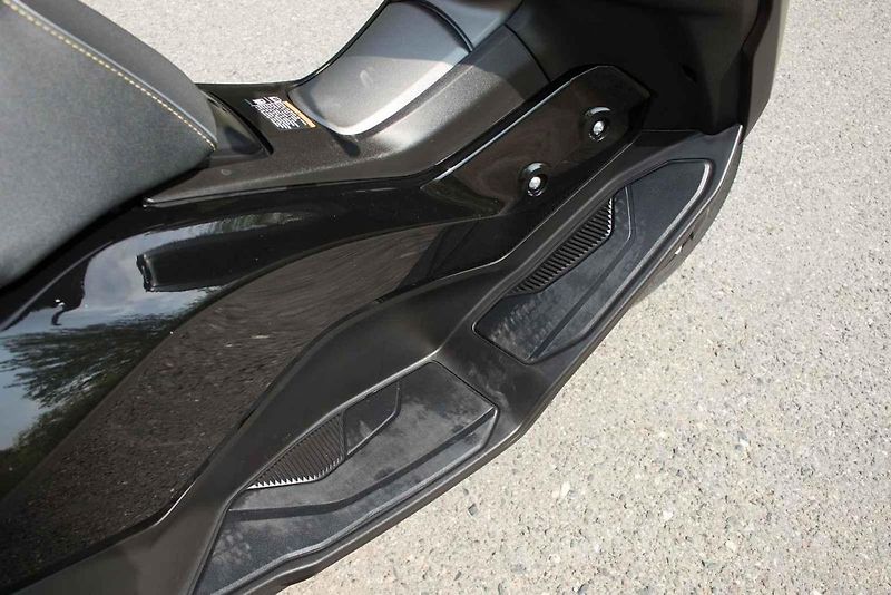 Designem se nový NMax přiblížil maxiskútrům z modelové řady Yamaha.