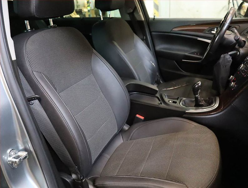 Opel Insignia (2011) 2.0 CDTI, 4X4, Xenony - fotka 9 z 19
