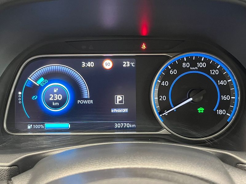 Nissan Leaf N-Connecta, 110 kW, 40kWh - fotka 12 z 72