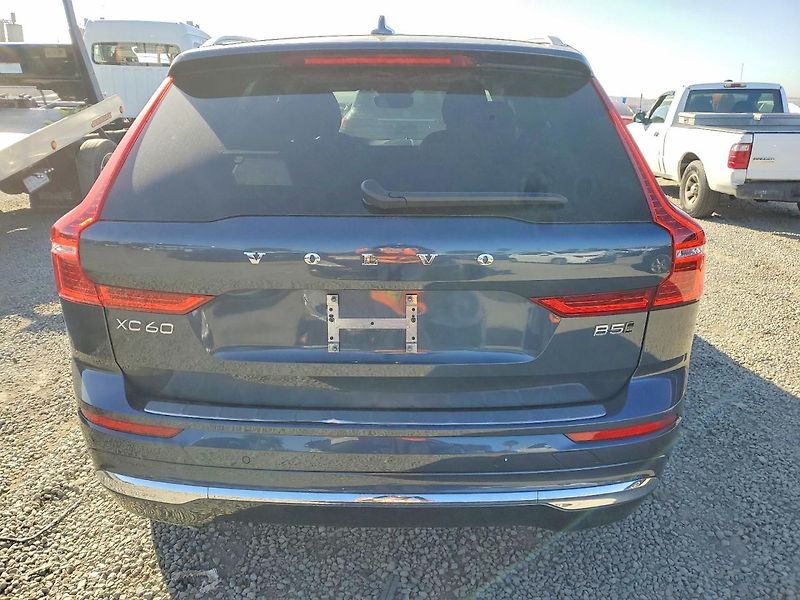 Volvo XC60 (2023) Auto na cestě - fotka 6 z 13