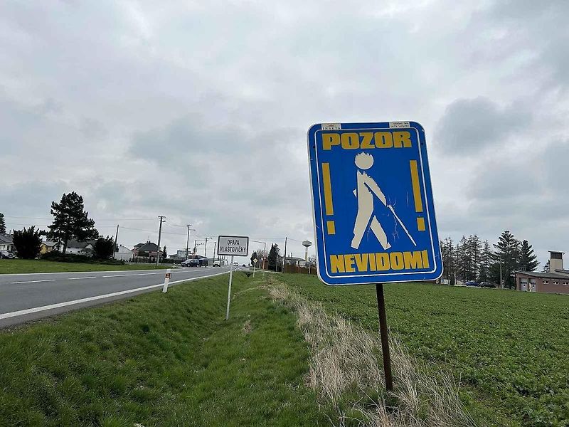 Nedaleko Ostravy je u letiště v Mošnově značka upozorňující na letadla.