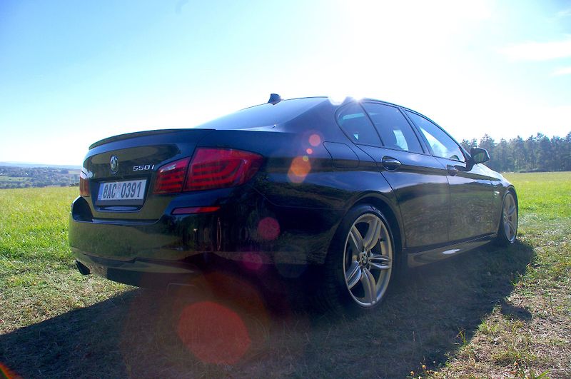 BMW Řada 5 (2012) 550i XDRIVE automat. 2.majitel - fotka 10 z 30