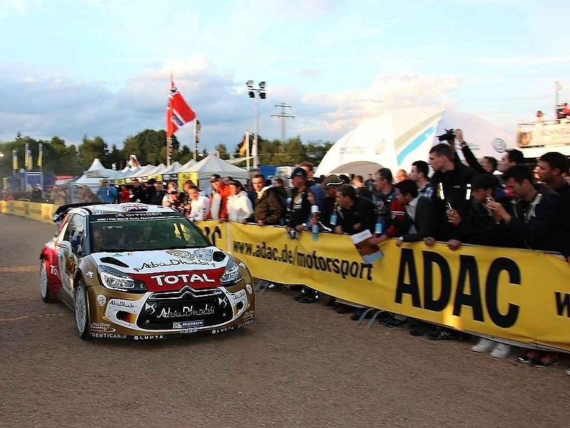 Nejprve do takzvané media zóny, kde se na závodníky vrhnou novináři, fotografové a kameramani. Jako v pátek večer na Latvalu, který v tu dobu v soutěži vedl.
