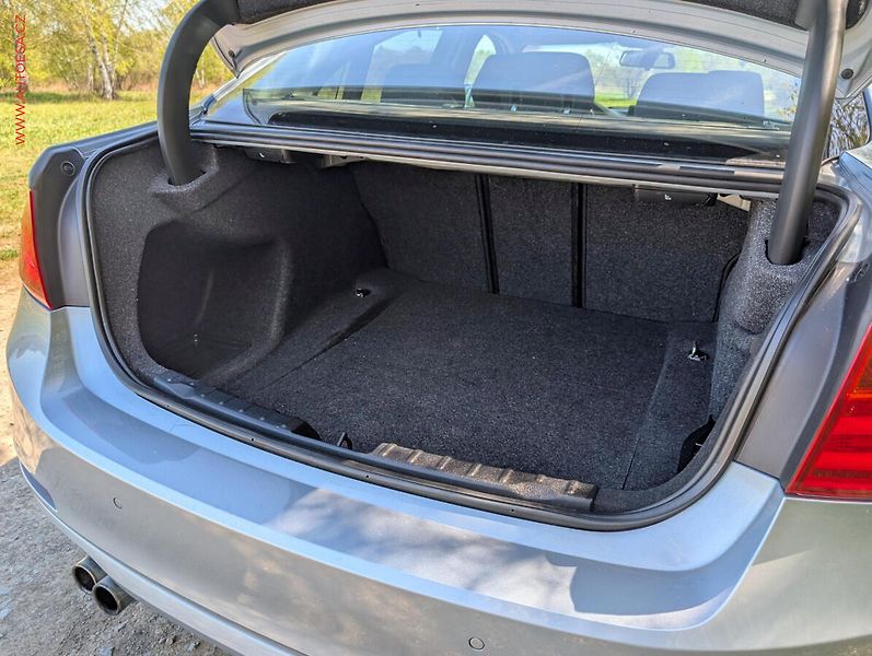 BMW Řada 3 (2012) 2.0 i 328i, AC, TZ, navi - fotka 13 z 14