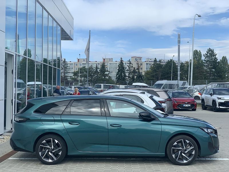 Peugeot 308 SW e-ALLURE PACK PHEV 1.6 AT8 - fotka 10 z 31