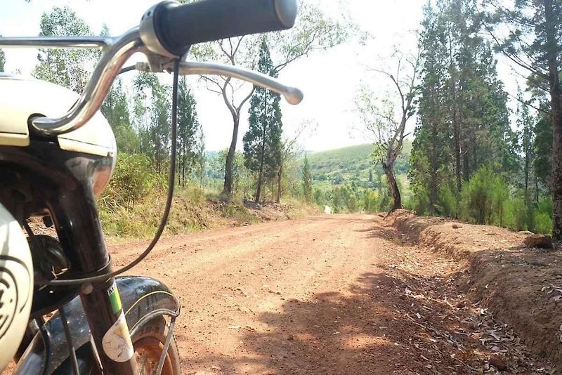 Martin Magnuesk porvádí Čechy po Ugandě na malých motorkách