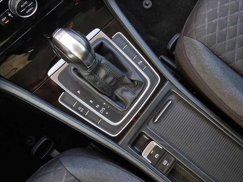 Volkswagen Golf 1,6 TDI JOIN EDITION LED NOSIČ - fotka 37 z 43