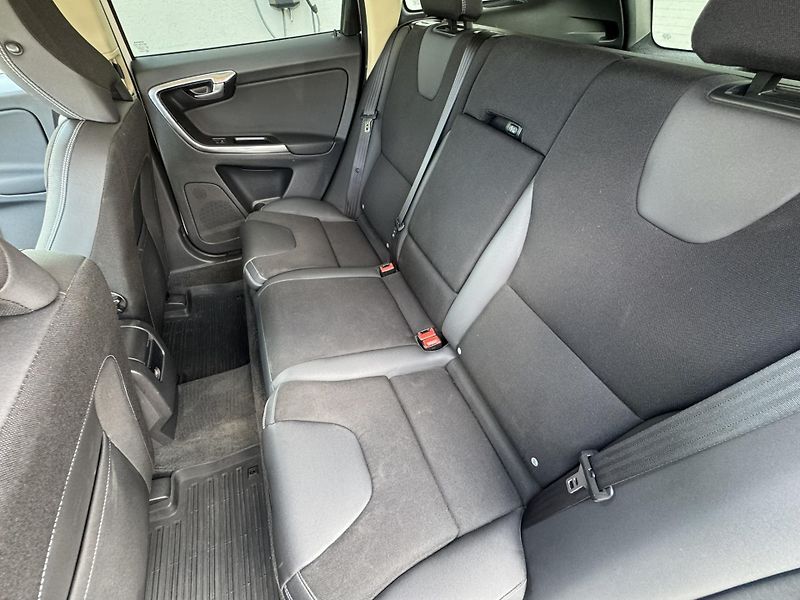 Volvo XC60 D4 AWD MOMENTUM - fotka 19 z 43