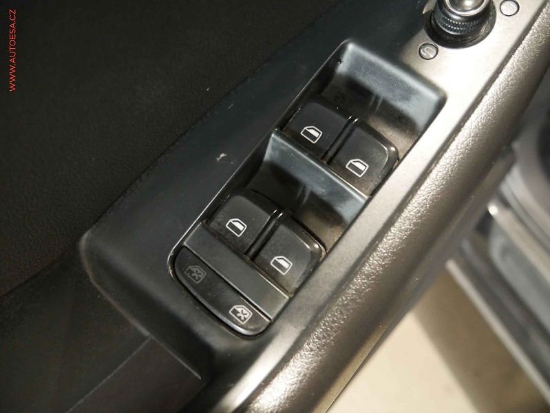 Audi Q5 (2012) 2.0 TDI, 2.maj, Kůže, AC - fotka 17 z 18